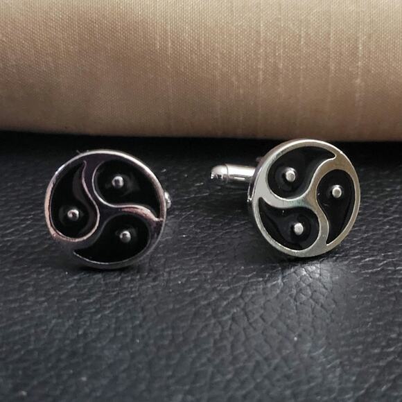 Men's silver & black triskelion cuff links - Picture 3 of 3